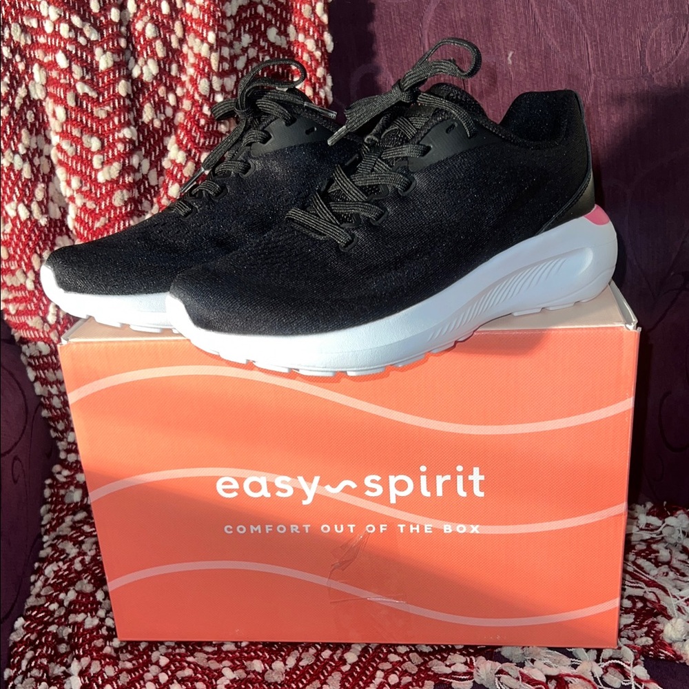 NIB EASY SPIRIT KEAGEN WOMENS SNEAKER Size 6
